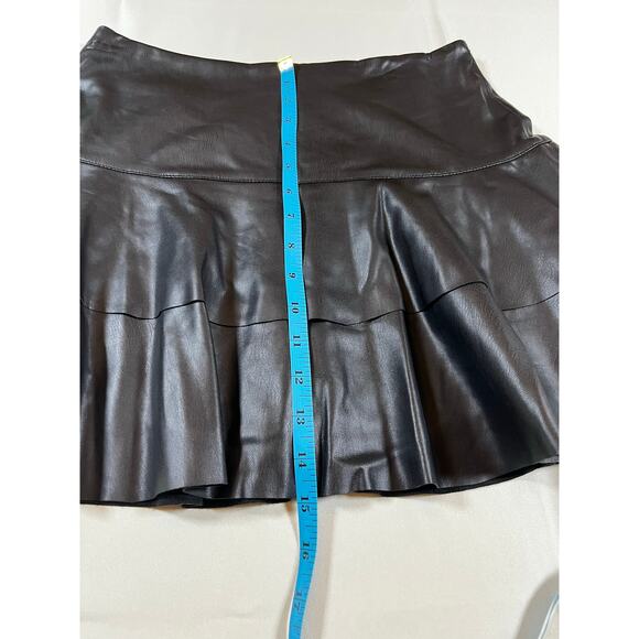 Forever 21 faux leather mini skirt - excellent condition- size medium - Picture 5 of 5